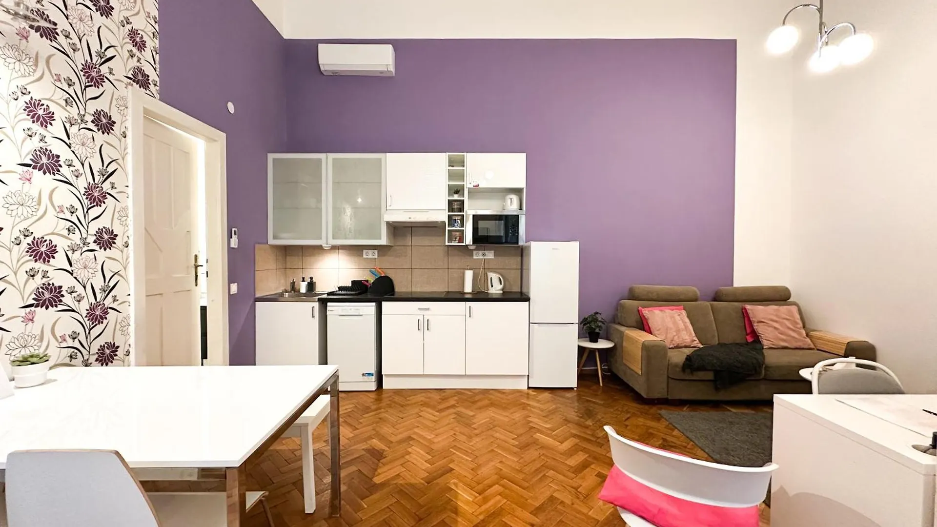 Apartment Cute 1Br Apt In Central Budapest - Purple House